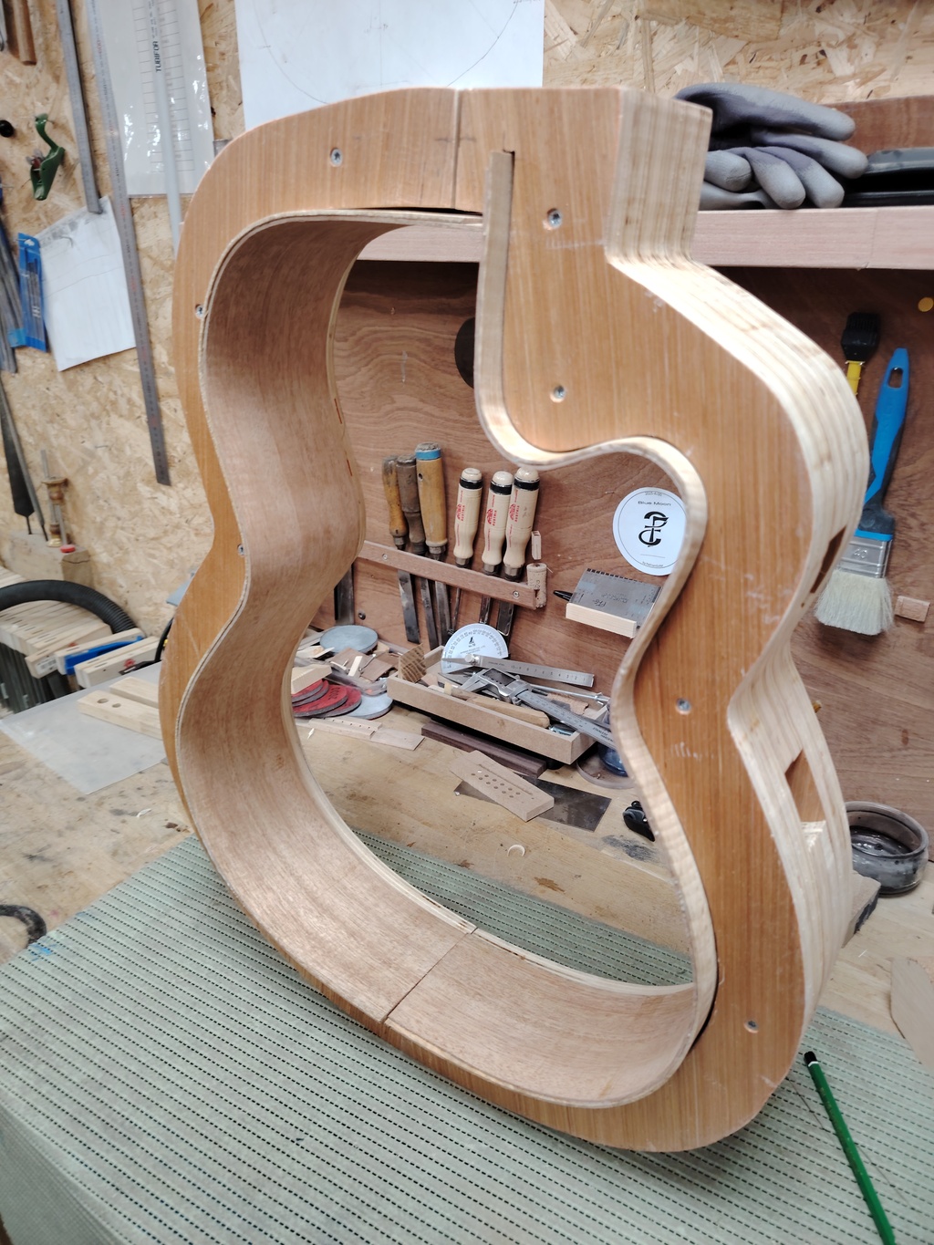 Guitare Folk type OM de face